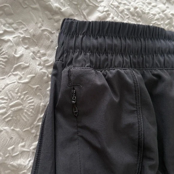lululemon athletica Hotty Hot Low-Rise Unlined Short 2.5" Black Shorts Sz 6 - Picture 7 of 13